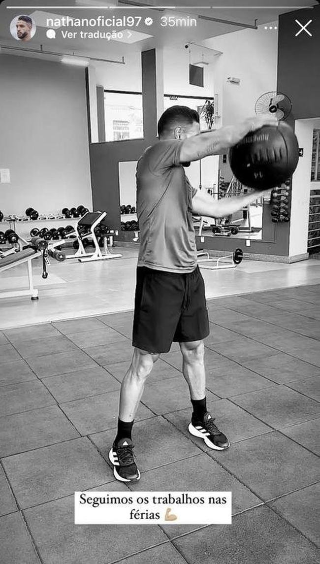 Zagueiro Nathan Silva aproveita as frias para manter a forma fsica em dia.