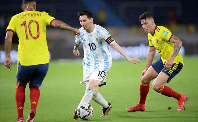 Messi domina em meio à marcação de Cardona e Uribe: argentina não sustenta vantagem