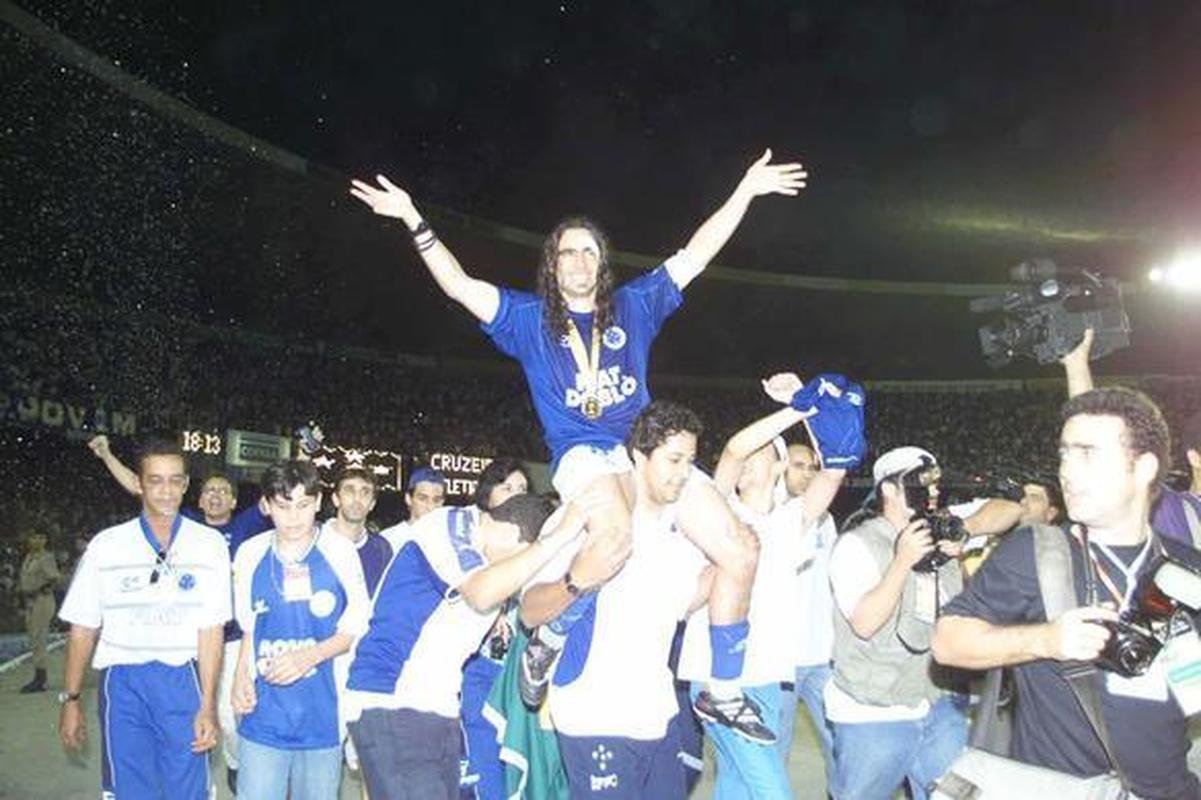 Nos ombros dos companheiros de equipe, o dolo cruzeirense cumprimenta a torcida