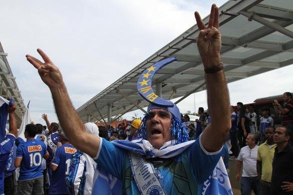 Na chegada ao Aeroporto de Confins, jogadores do Cruzeiro, campees brasileiros, fizeram festa com a torcida e at subiram no teto do nibus do clube