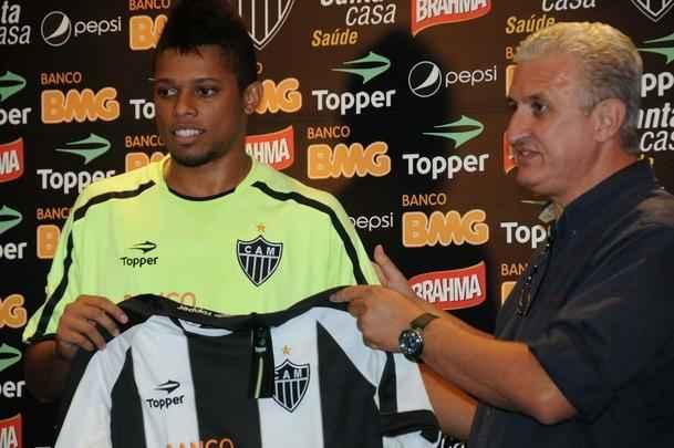 20/07/2011. Apresentação do novo jogador de futebol do Atlético, André, na presença do diretor de futebol do clube, Eduardo Maluf, no Centro de Treinamento (Cidade do Galo).