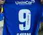Arrascaeta presenteia Cavani com camisa e sugere: 'Quem sabe voc pode ser o 9 do Cruzeiro'