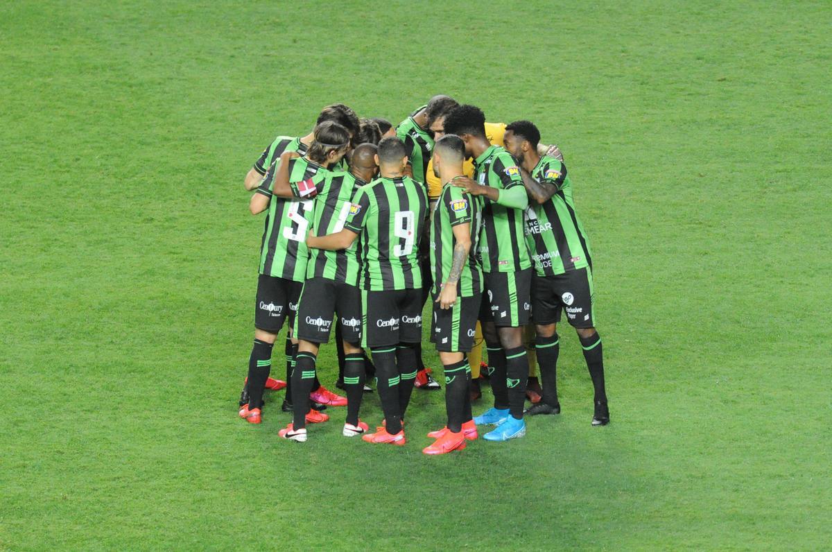 Fotos do duelo entre Amrica e Ponte Preta, no Independncia, em Belo Horizonte, em jogo de volta da quarta fase da Copa do Brasil