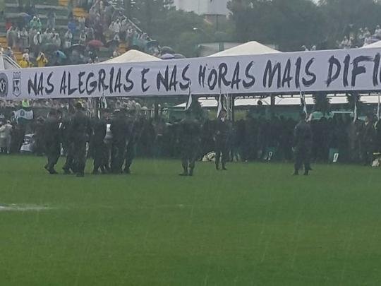 Chegada dos corpos das vítimas à Arena Condá emocionou muito familiares e público