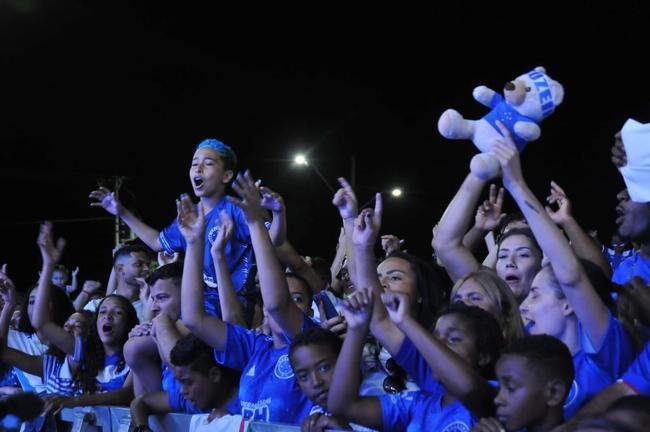 Torcedores do Cruzeiro cantam eufricos durante a Caravana em Conselheiro Lafaiete, com a visita de Ronaldo