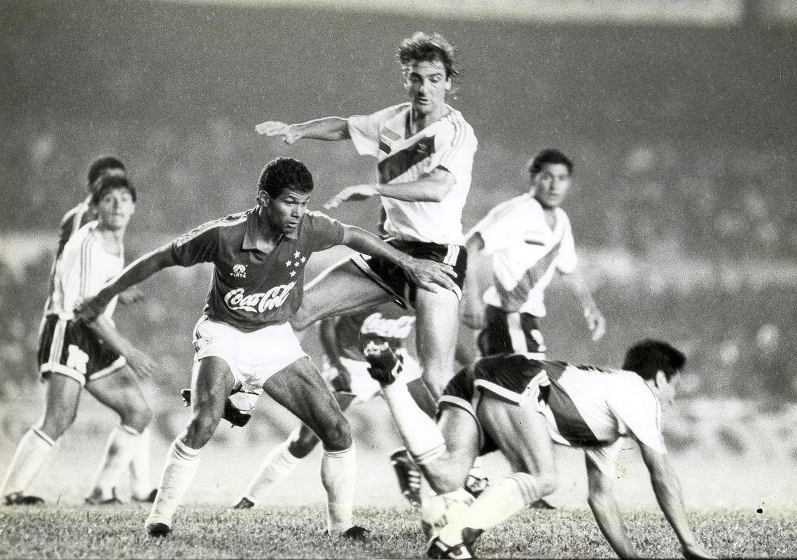 Atacante Charles (Cruzeiro: 1991-1992 / Flamengo: 1994): 38 jogos por Cruzeiro (17 gols) e 30 jogos por Flamengo (18 gols)