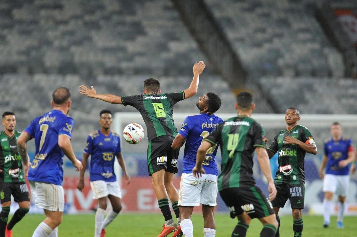 Cruzeiro voltou melhor no segundo tempo, mas n�o conseguiu furar a defesa do Am�rica, que venceu o cl�ssico por 2 a 0