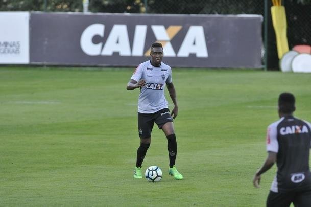 Volante/zagueiro Roger Bernardo participou de treino com bola e depois foi apresentado como novo reforo do Atltico