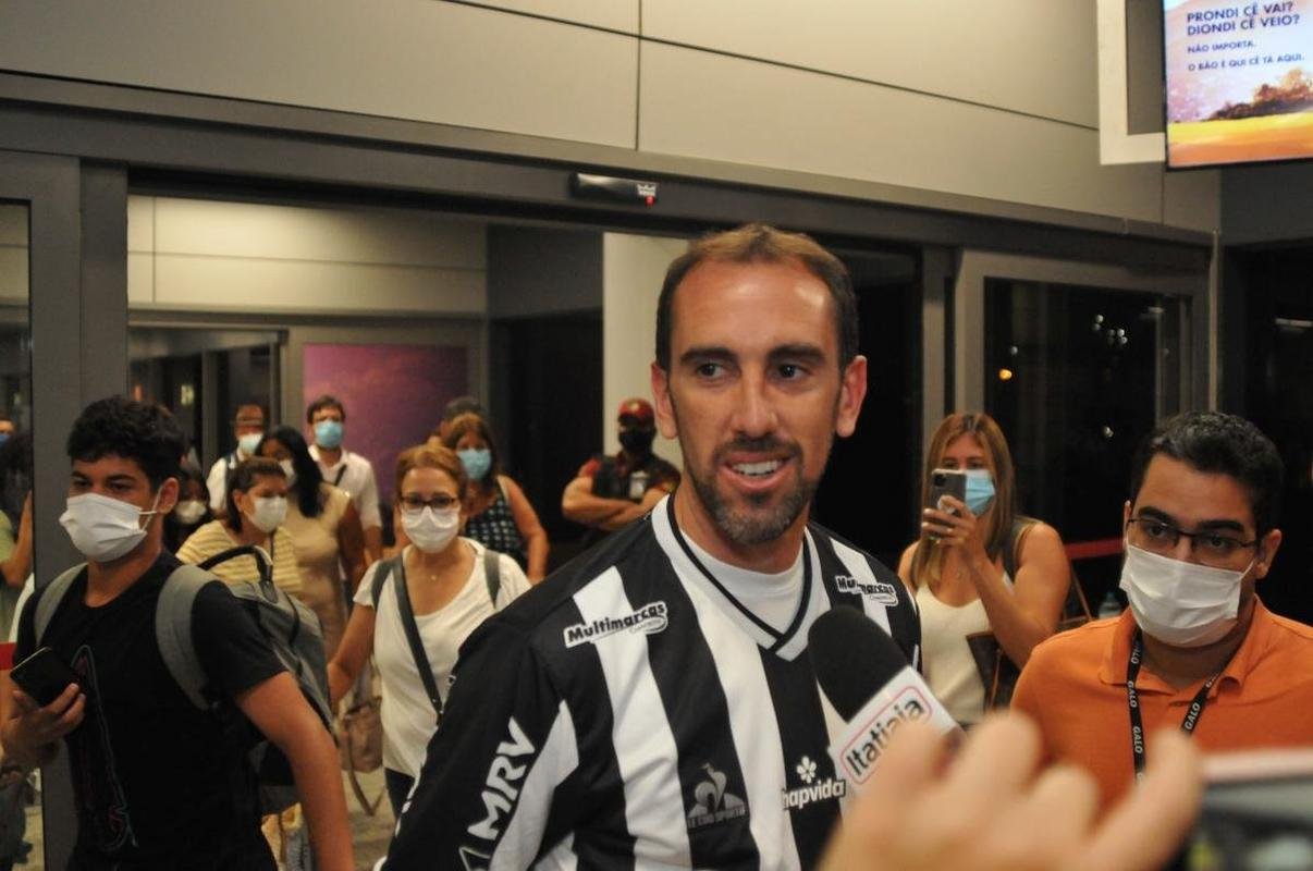 Novo reforo do Atltico, zagueiro uruguaio Diego Godn recebe carinho da torcida no desembarque em Confins