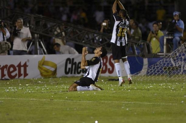 As duas equipes iniciavam a deciso do ttulo mineiro sob certo equilbrio %u2013 a Raposa tinha a vantagem de igualdade em pontos e saldo de gols. O primeiro tempo terminou sem gols, e o Galo, do tcnico Levir Culpi, abriu o placar com der Lus no primeiro minuto da etapa final. Danilinho fez o segundo aos 36min, e Marcinho, o terceiro, aos 46min. Enquanto o goleiro Fbio ainda reclamava de irregularidade nesse gol, de costas para o campo, Vanderlei fechou o placar, praticamente garantindo o ttulo.