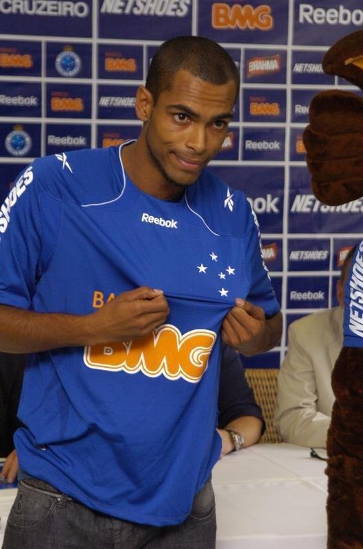 Naldo (zagueiro) - destaque da Ponte Preta, foi contratado para suprir a vaga no setor defensivo aps a sada de Leonardo Silva para o Atltico, porm alternou entre o time titular e o banco de reservas. Foram 24 jogos pelo Cruzeiro em 2011 e nenhum gol marcado. Desde 2013, Naldo tem carreira consolidada na Europa, com passagens por Bologna e Udinese, da Itlia; Sporting, de Portugal; Getafe e Espanyol, da Espanha; Krasnodar, da Rssia; e Antalyaspor, da Turquia.