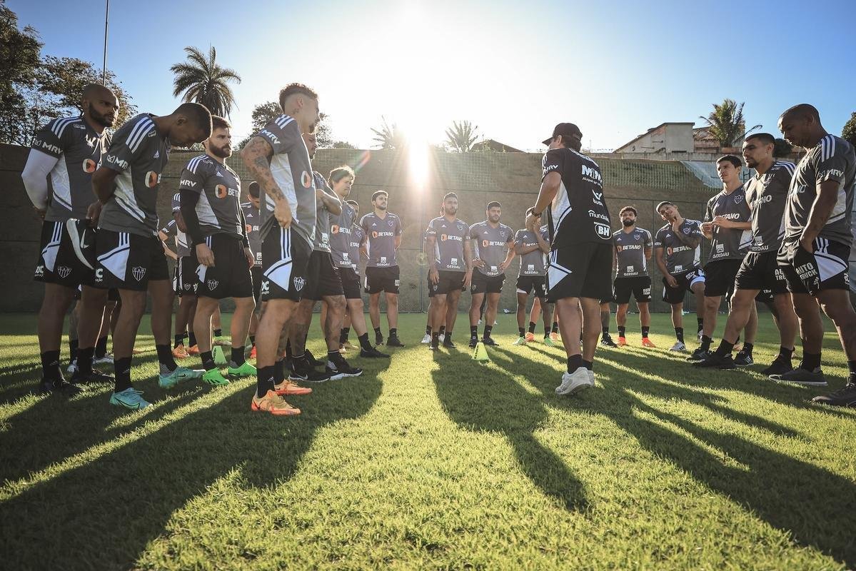 Nesta tera-feira (26), Cuca foi apresentado como treinador do Atltico - pela terceira vez na carreira. Primeiro, foi saudado pelo diretor de futebol Rodrigo Caetano e concedeu entrevista coletiva na sala de imprensa da Cidade do Galo. Depois, comandou o primeiro treino com o elenco no CT, j pensando no confronto contra o Internacional, pelo Campeonato Brasileiro.