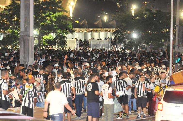 Atleticanos invadiram o Mineirão no jogo contra o Grêmio e bateram recorde de público no Brasileiro; veja fotos do entorno do estádio antes da partida
