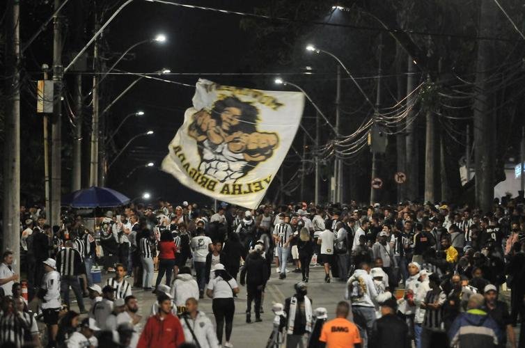 Torcida do Atltico movimenta ruas prximas ao Mineiro antes do jogo 