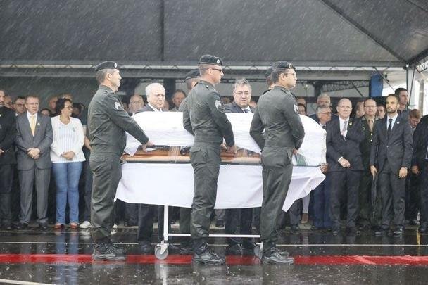 Honras militares na chegada das vítimas ao Aeroporto de Chapecó. Presidente Michel Temer esteve presente