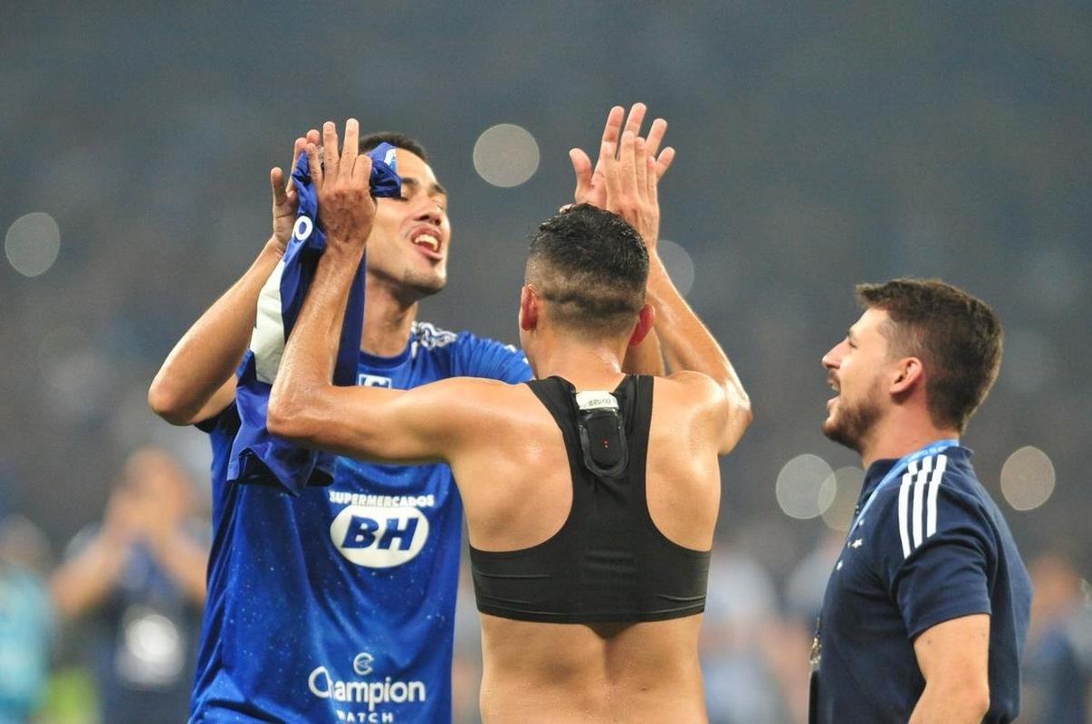 Depois de confirmar o acesso  Srie A com a vitria sobre o Vasco, jogadores do Cruzeiro foram  loucura no Mineiro. Nas arquibancadas, torcedores deliraram. Muitos tambm foram s lgrimas de emoo 