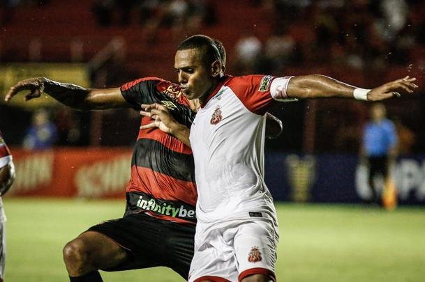 O Sport abriu o placar no primeiro tempo com Elton, escolhido pelo técnico Guto Ferreira como titular para a partida.