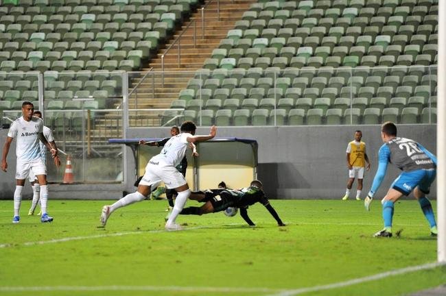 Pnalti de Cortez sobre Ademir