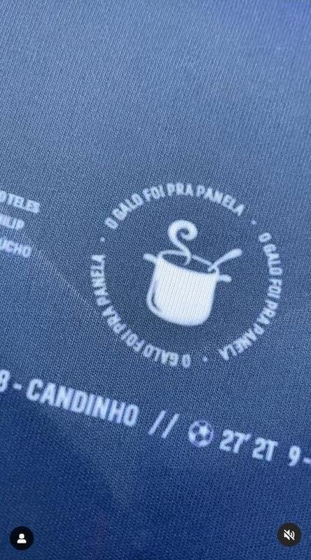 'O Galo foi pra panela', l-se em provocao estampada na camisa