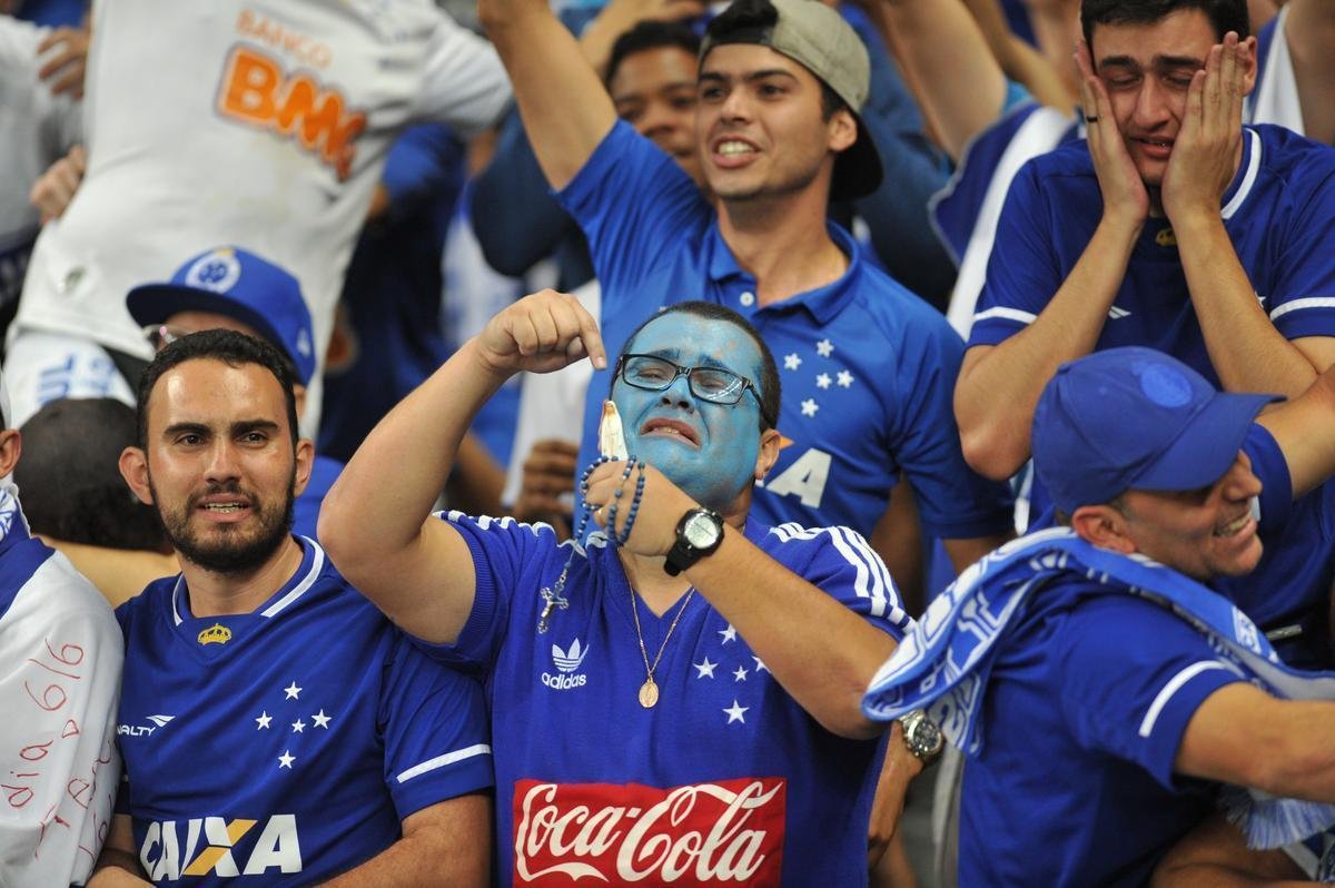 Da ansiedade  festa: torcedores do Cruzeiro foram  loucura no Mineiro
