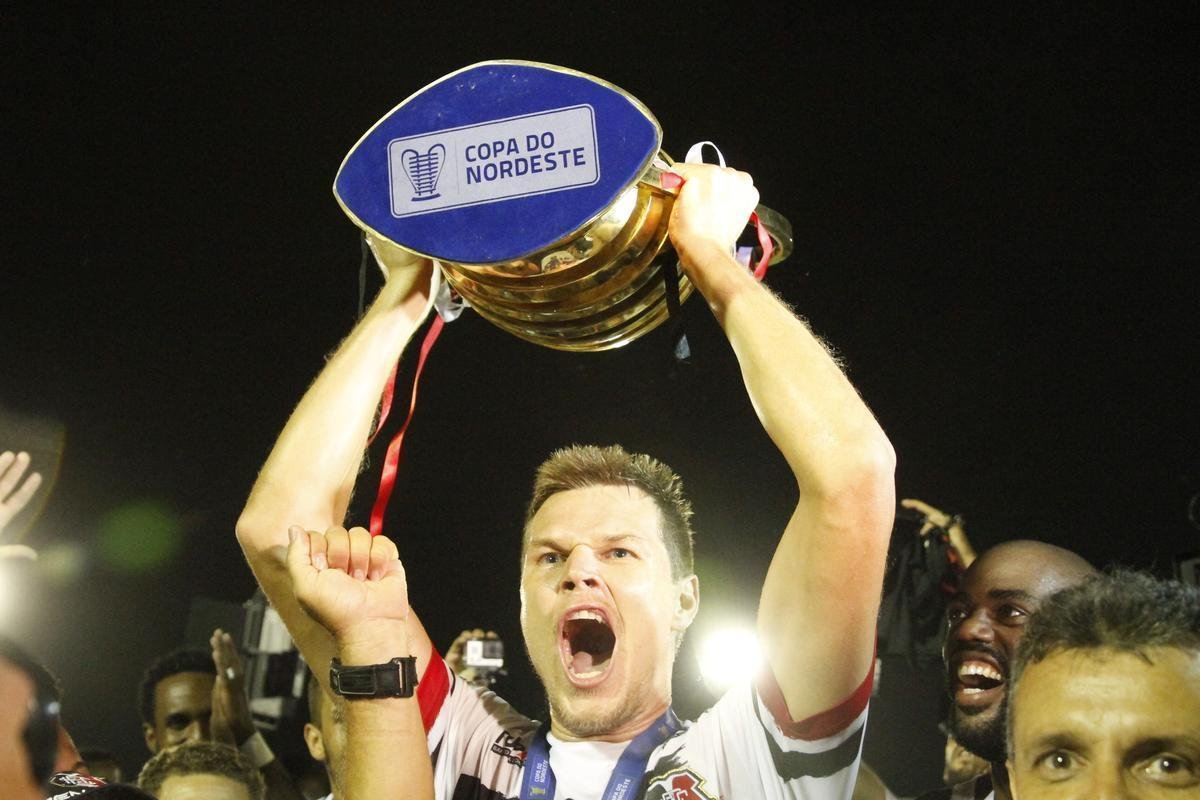 Em uma partida cheia de tensão e com o clima de rivalidade extrema em Campina Grande, o Santa Cruz foi valente para fazer valer a vantagem obtida no Arruda e, com o empate, garantir o inédito título da Copa do Nordeste frente ao Campinense