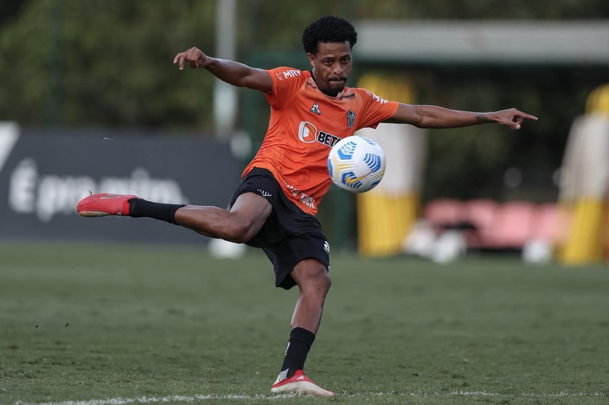 Com Guilherme Arana de volta, Cuca comanda atividade na Cidade do Galo
