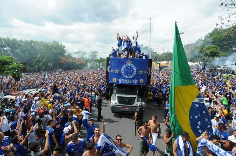 Antes do jogo com o Fluminense, em 7 de dezembro de 2014, jogadores do Cruzeiro desfilaram em carro aberto entre a Toca da Raposa II e o Mineiro, onde receberiam a taa de tetracampeo brasileiro. Uma multido azul tomou conta da Pampulha e festejou o quarto ttulo da Srie A. No jogo das faixas, a Raposa venceu o Tricolor por 2 a 1.