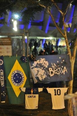Torcida do Cruzeiro encarou frio e crise de abastecimento para apoiar o time contra o Palmeiras, no Mineiro