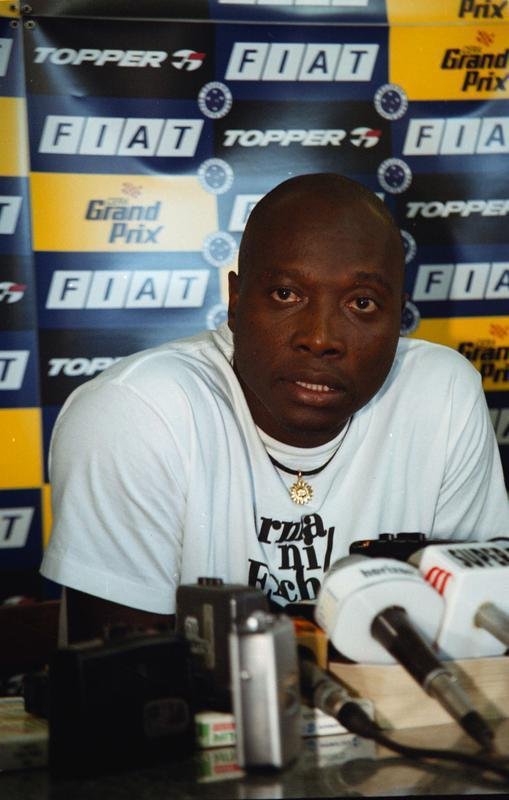 Fotos da apresentao do meia colombiano Freddy Rincn no Cruzeiro, em 6 de julho de 2001, na Toca da Raposa I. Ex-jogador morreu aos 55 anos nesta quarta-feira (13/4/2022), em Cali, em consequncia de um acidente de carro.