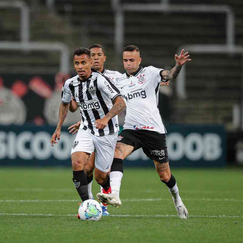 O Atltico venceu Corinthians de virada, por 2 a 1, neste sbado, em So Paulo, pela 21 rodada do Campeonato Brasileiro. Os gols alvinegros foram marcados por Guilherme Arana e Marrony. Matheus Dav balanou a rede para o Timo.
