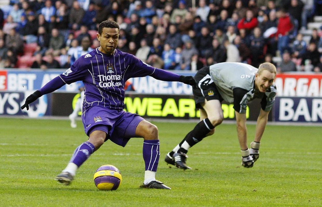 Revelado pelo Cruzeiro, Geovanni tambm passou por
Amrica, Barcelona, da Espanha, Benfica, de Portugal, Manchester City e Hull City, ambos da Inglaterra, SJ Earthquakes, dos Estados Unidos, Vitria e Bragantino