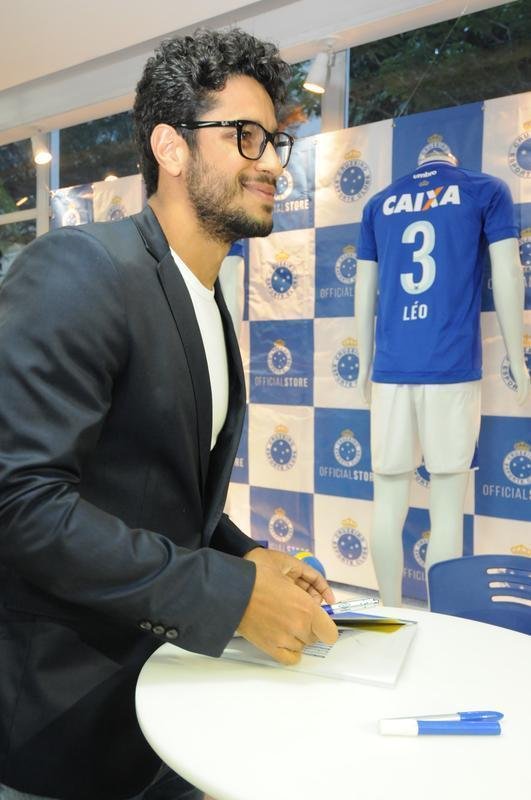 Zagueiro Leo lanou no Barro Preto o livro A Quinta Estrela, sobre o penta da Copa do Brasil