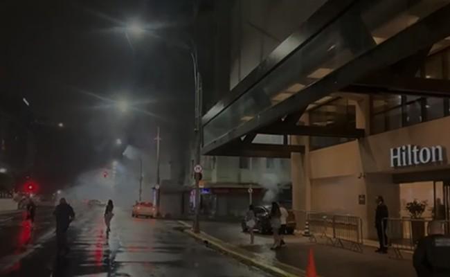 Torcedores do Flamengo fazem foguetrio em hotel do Corinthians