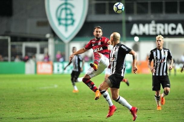 Galo pressionou no segundo tempo, mas levou gol em contragolpe: verton Ribeiro fez aps passe de Vincius Jnior: 1 a 0 Flamengo
