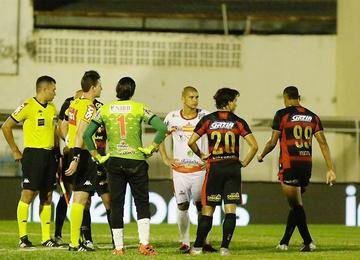 Jogo teve queda de energia no estádio, problema de irrigação e catimba