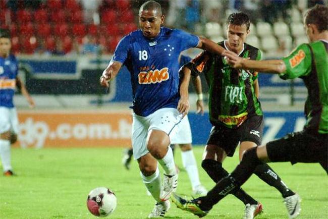 Camisa de 2012 foi a primeira da Olympikus no Cruzeiro, e tinha modelo similar ao de 2009, com o número no peito, mas com patrocínios diferentes