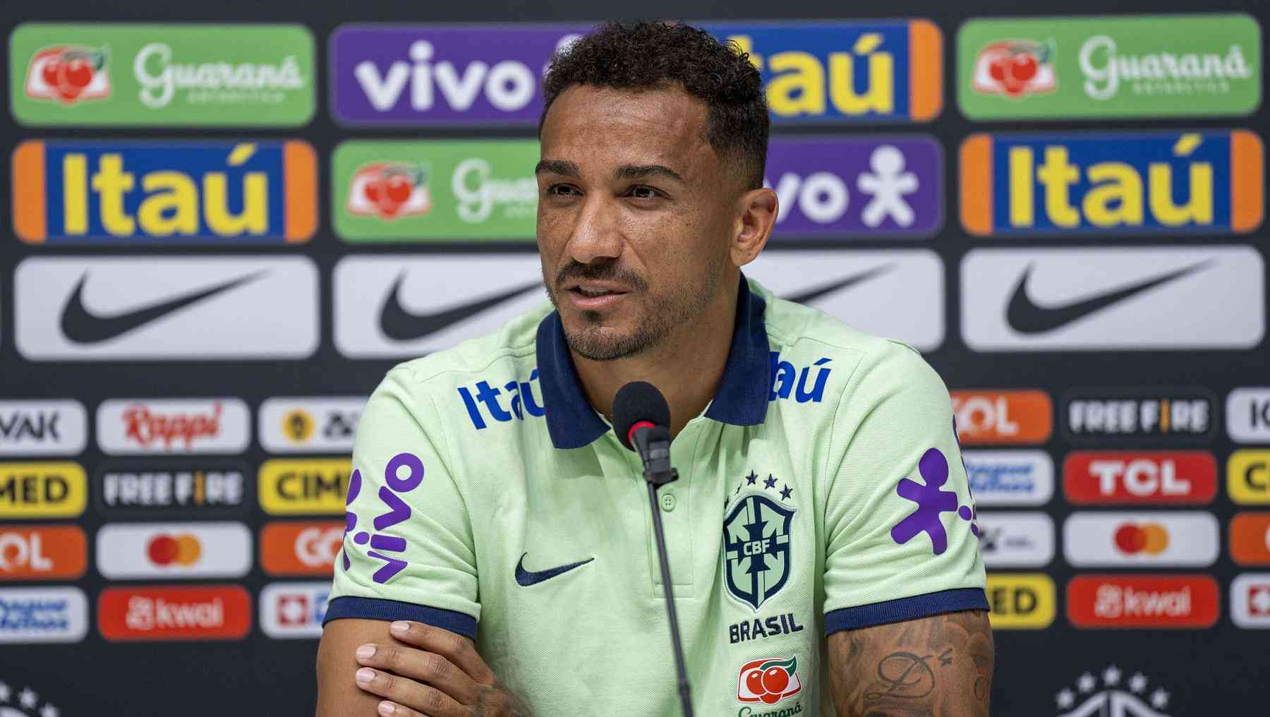 TREINO AO VIVO DA SELEÇÃO BRASILEIRA; COLETIVA DO LATERAL DANILO