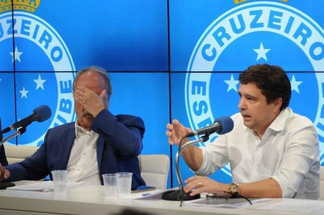 27/5 - DEFESA EM DUPLA: o presidente Wagner Pires de S e o vice-presidente executivo de futebol Itair Machado rebatem, em entrevista coletiva, na Toca da Raposa II, as acusaes. Porm, revelam ter feito novo contrato no caso de emprstimo de R$ 2 milhes feito com empresrio, que recebeu como garantia parte dos direitos econmicos de 10 atletas, inclusive um de 12 anos. Dois ltimos integrantes do Conselho Fiscal renunciam