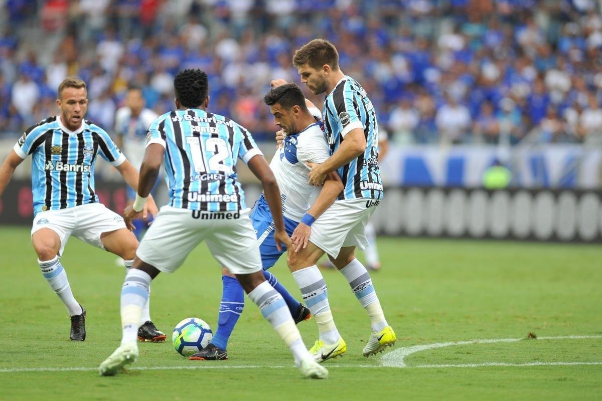 Cruzeiro estreou novo uniforme neste sbado, contra o Grmio