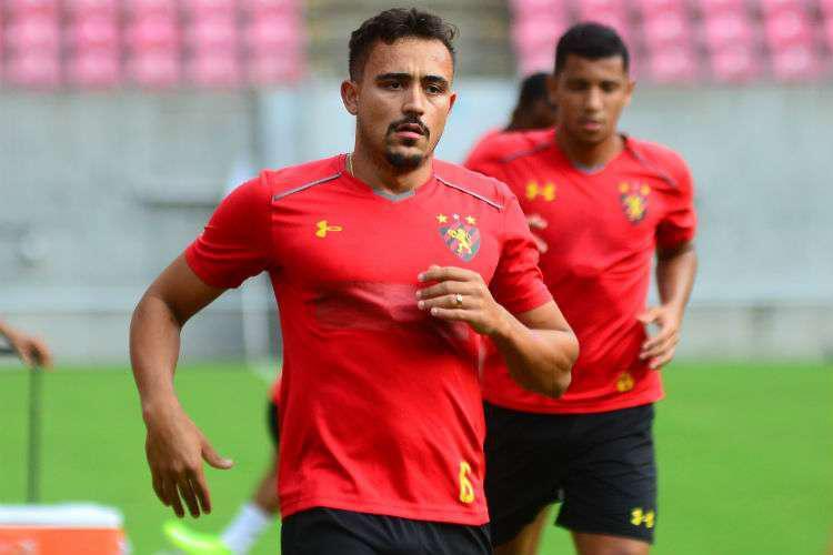 A Ponte Preta anunciou a contratao do lateral-esquerdo Guilherme Lazaroni, que estava no Sport