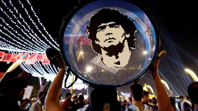 Torcedores com imagem de Maradona na Copa do Catar: Messi enfrenta constantes comparaes com o craque argentino