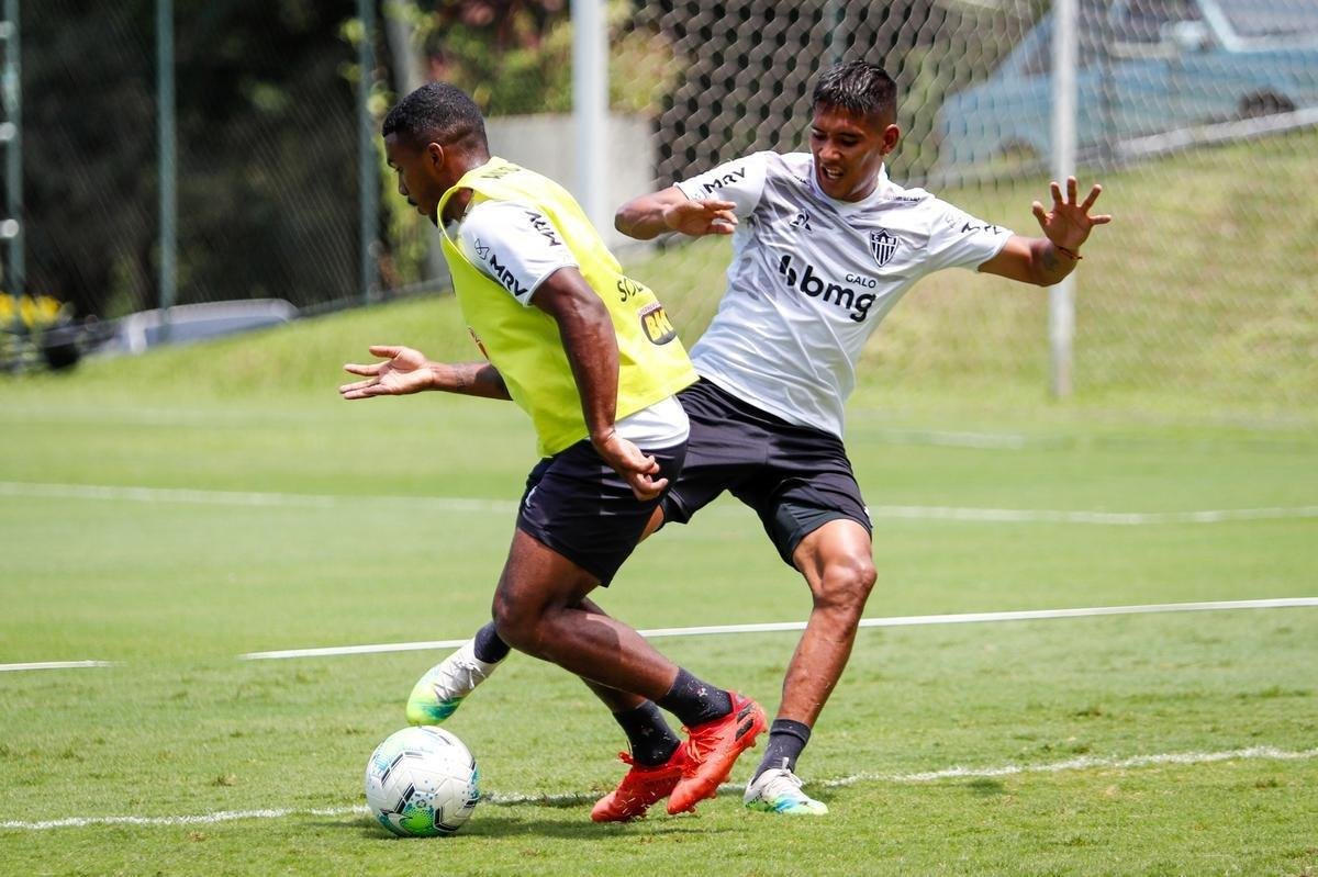 Tardelli treina com bola na Cidade do Galo