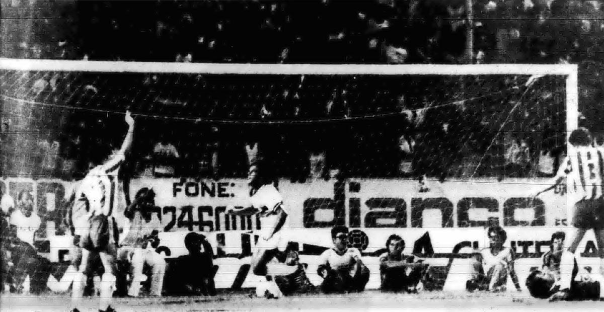 1979 - Santa Cruz 3 x 1 Náutico / Campeonato Pernambucano - Vencedor dos três turnos em 1979, o santa Cruz levantou a taça sem precisar de uma final específica.