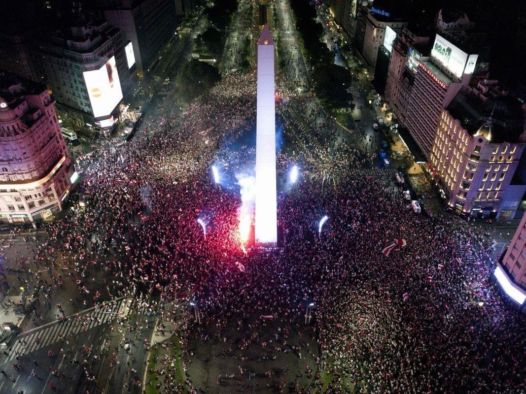 Festa da torcida do River Plate, pelo ttulo da Copa Libertadores, tomou o Centro de Buenos Aires neste domingo  noite. Celebraes na Avenida 9 de Julho, a principal da capital argentina, invadiram a madrugada. Clube chegou ao tetracampeonato continental com a vitria por 3 a 1 sobre o Boca, em Madri, na grande final.