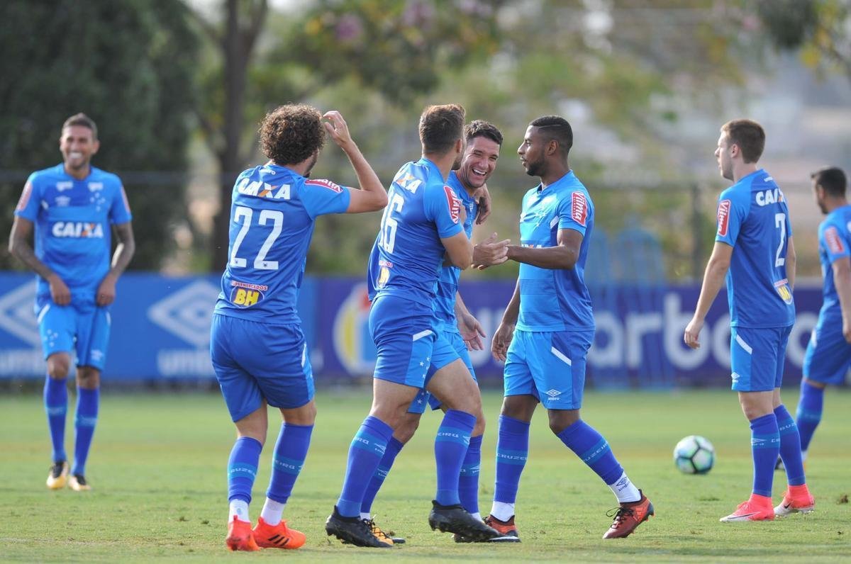 Jogadores do Cruzeiro trabalharam em tom descontrado na Toca da Raposa antes de final com Flamengo