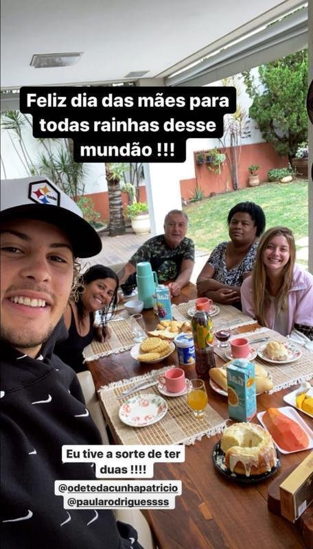 Lateral Guga, do Atltico, ao lado da famlia