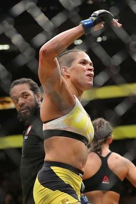 Fotos da grande vitória de Amanda Nunes pelo cinturão do UFC
