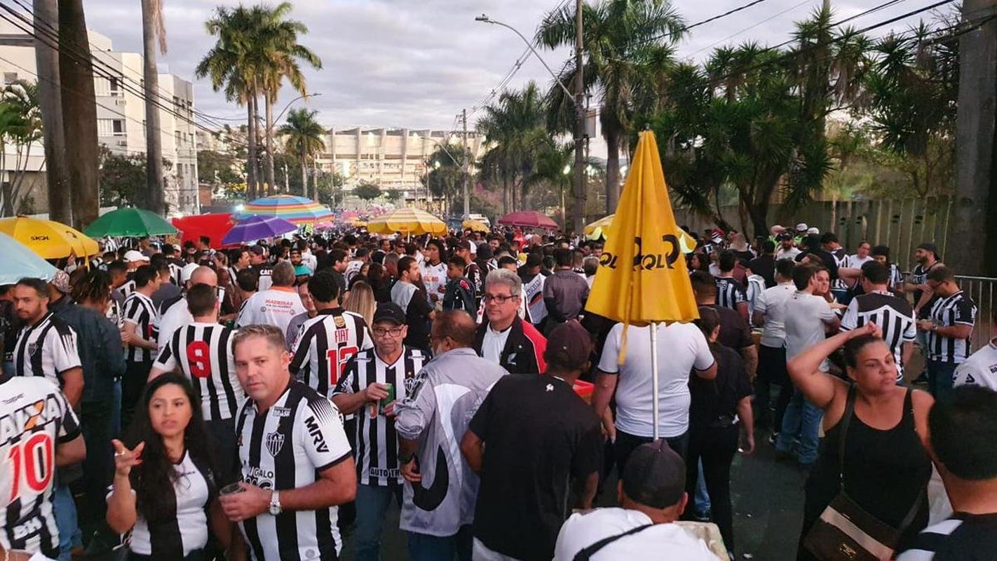 Fotos da chegada da torcida do Atltico ao Mineiro para o jogo contra o Emelec pelas oitavas de final da Copa Libertadores de 2022