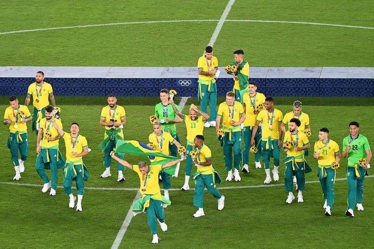 Jogadores da Seleo Brasileira recebem a medalha de ouro pela conquista olmpica no futebol