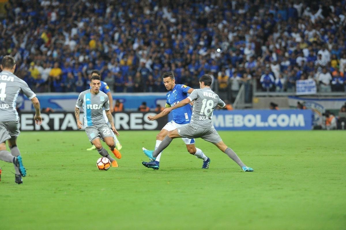 Fotos do primeiro tempo do duelo entre Cruzeiro e Racing, no Mineiro, pela Libertadores